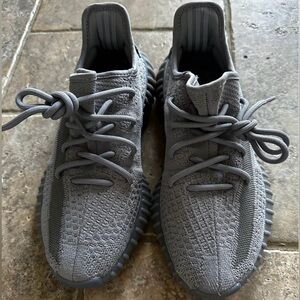 Yeezy Boost 350 V2 'Steel
Grey' 2024.
